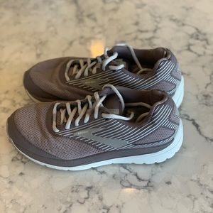 Brooks Addiction Walker suede